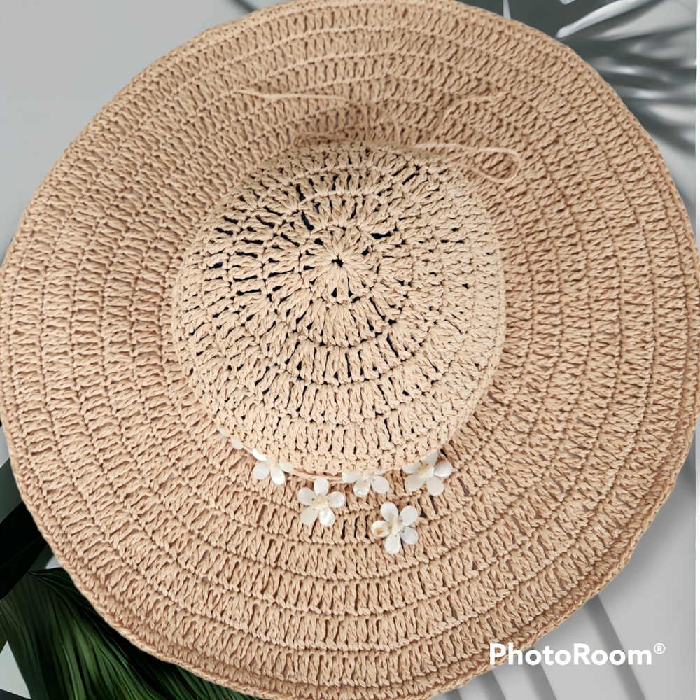 Tropical Trends Croched Toyo Big Brim Sun Hat with flower detail